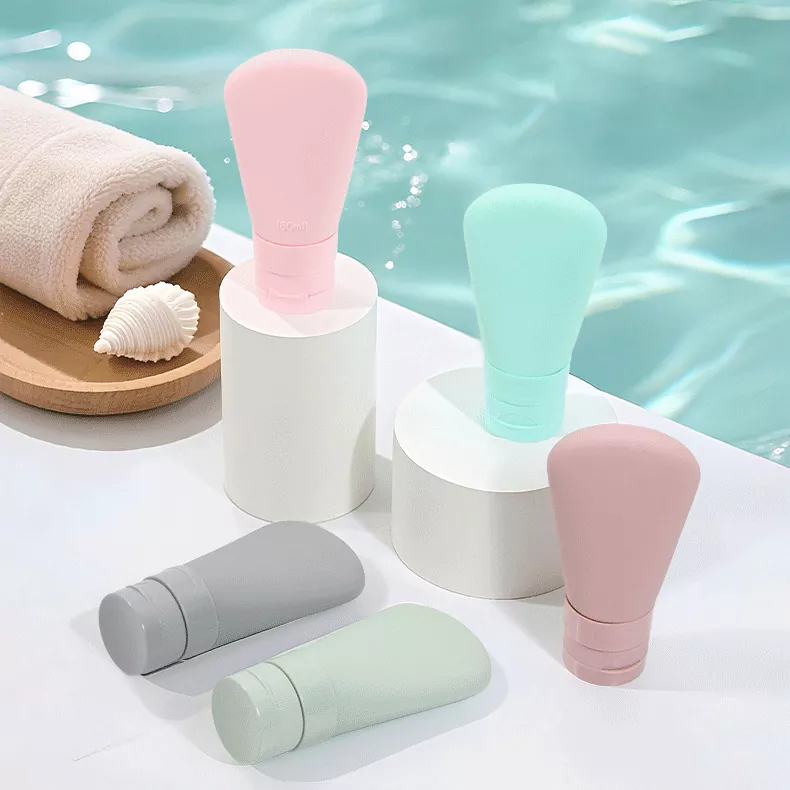 Minimalistisches tragbares Spenderflaschen-Set im nordischen Stil